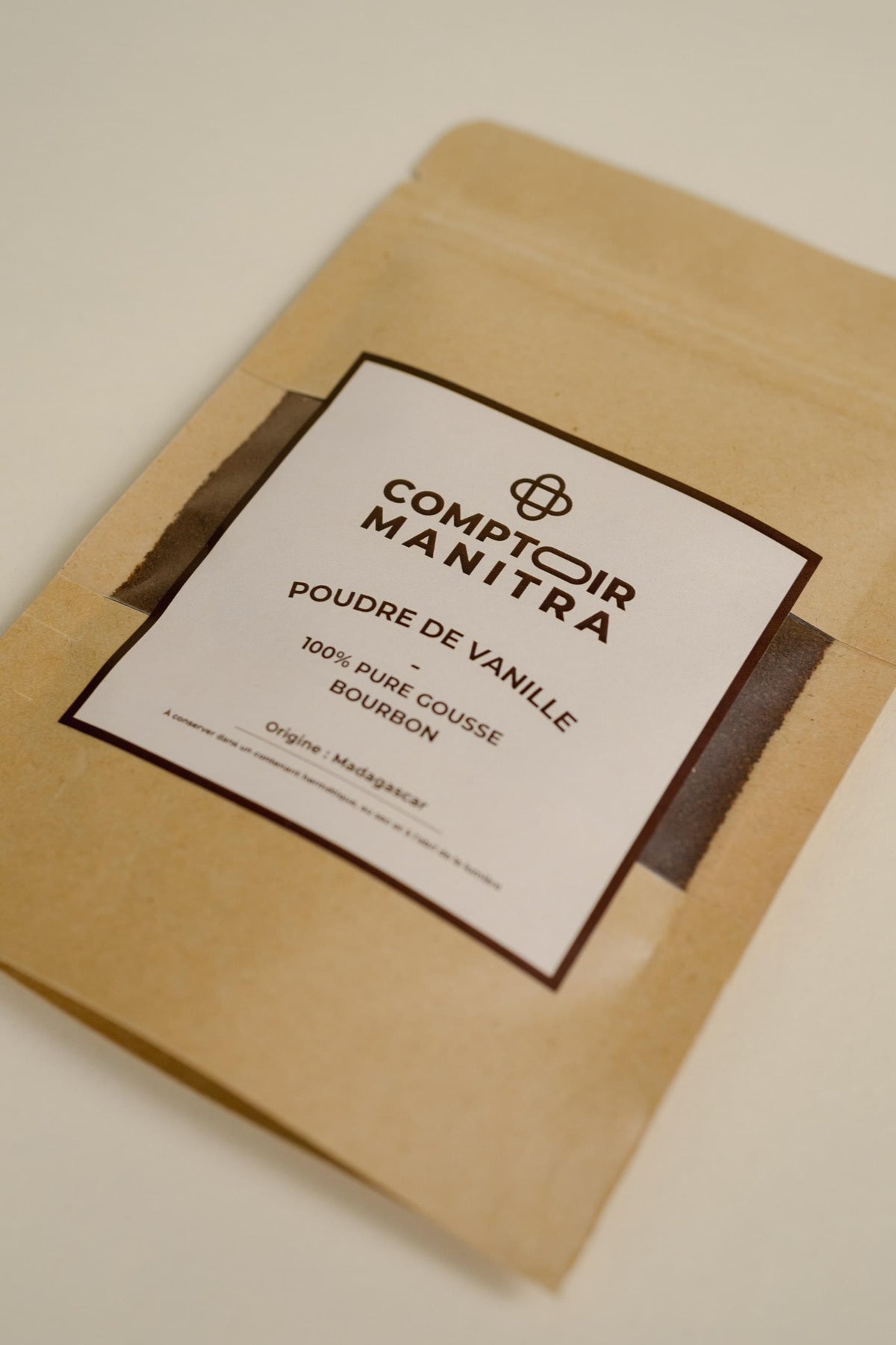 Texture fine et mouchetée de la poudre de vanille Bourbon Comptoir Manitra