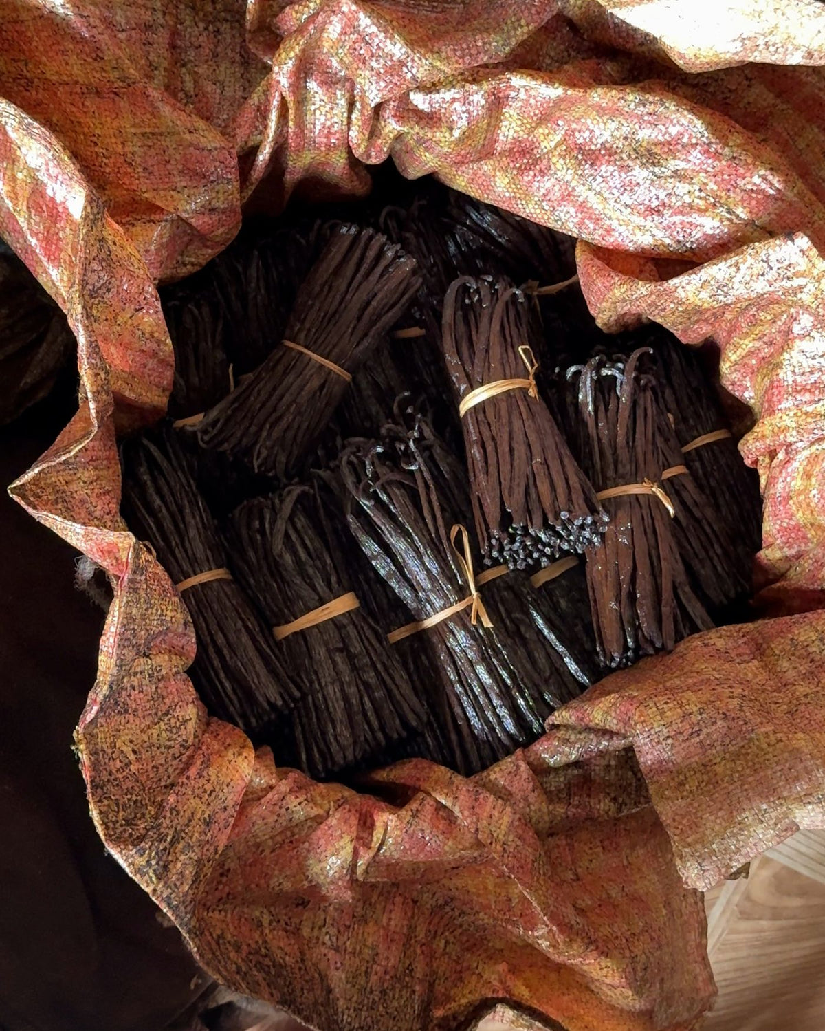 Bottes de vanille noires dans un sac, à l'atelier de l'exploitation familiale