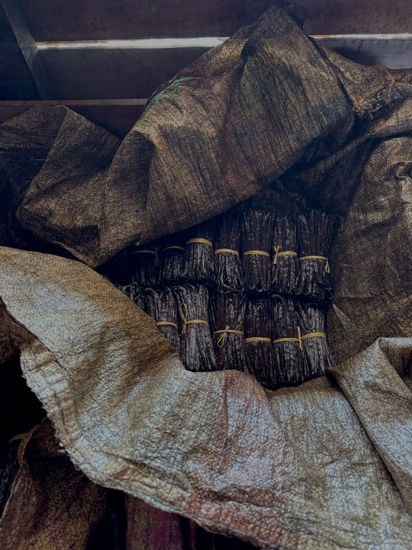 Bottes de vanille stockées dans des sacs, à l'atelier de l'exploitation familiale