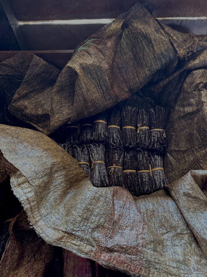 Bottes de vanille stockées dans des sacs, à l'atelier de l'exploitation familiale