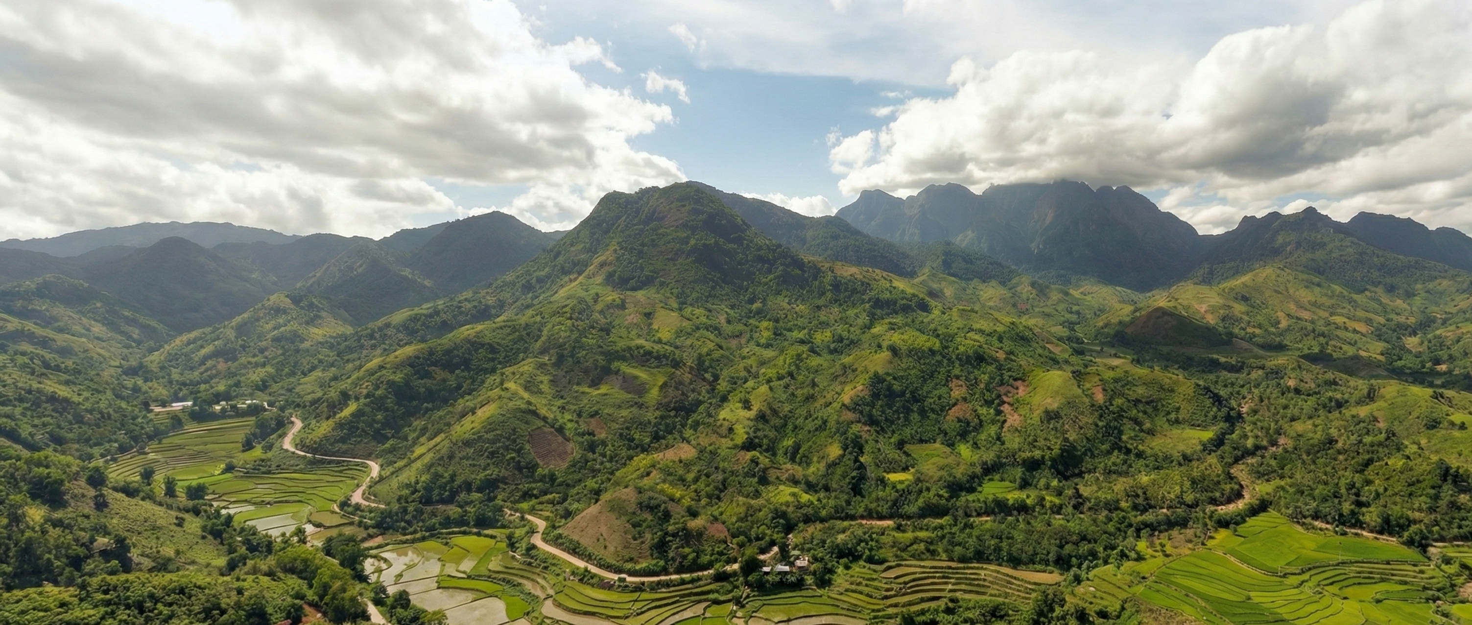 Paysage de la région SAVA à Madagascar montagnes et rizières origine de la vanille Bourbon